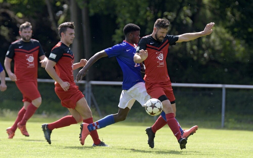 SG Croatia Mannheim - ASV Feudenheim, Kreisklasse A2, Croatias Mamadou Diallo zwischen den Feudenheimern Giuseppe Miliziano (li.) und Andreas Gerling (re.). Bild: Berno Nix