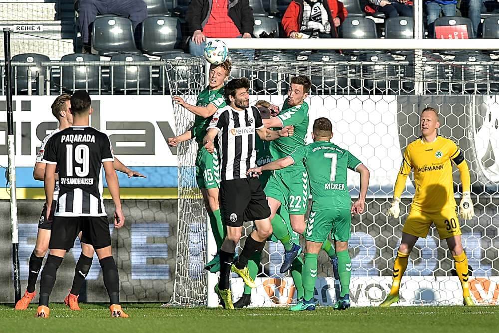 SV Sandhausen vs. SpVgg Greuther -  Kopfballduell v.li. Sebastian Ernst ( Greuther Fuerth) , Markus Karl (Sandhausen) und Mario Maloca ( Greuther Fuerth). Bild: Siegfried Lörz