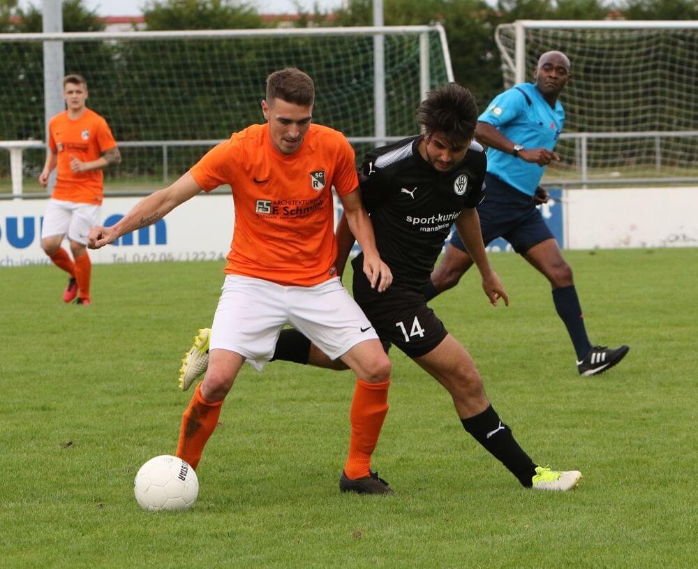 Reilingens Patrick Rittmaier am Ball (orange). Heddesheims Cihad Ilhan versucht zu stören. Szene aus einem Testspiel zw. Reilingen und Heddesheim.  Bild: Lothar Fischer
