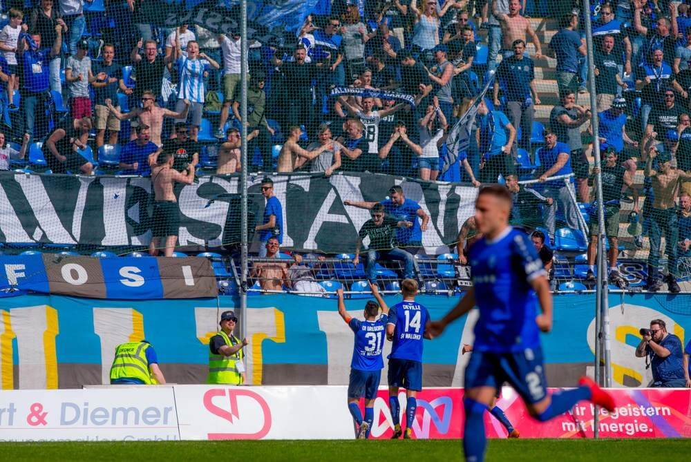 Kollektiver Jubel nach dem 1:0 Siegtor durch Daniel di Gregorio. Bild: AS Sportfotos