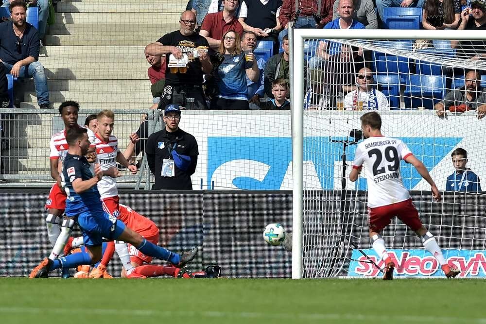 1.BL - 17/18 - TSG 1899 Hoffenheim vs. Hamburger SVv.li. Adam Szalai (Hoffenheim) macht das Tor zum 2:0. Bild: Siegfried Lörz