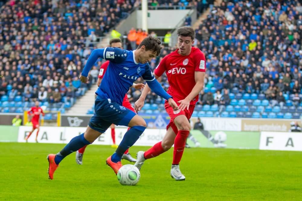 Spielszene aus dem Hinspiel SV Waldhof Mannheim - Offenbacher Kickers. Bild: AS Sportfotos