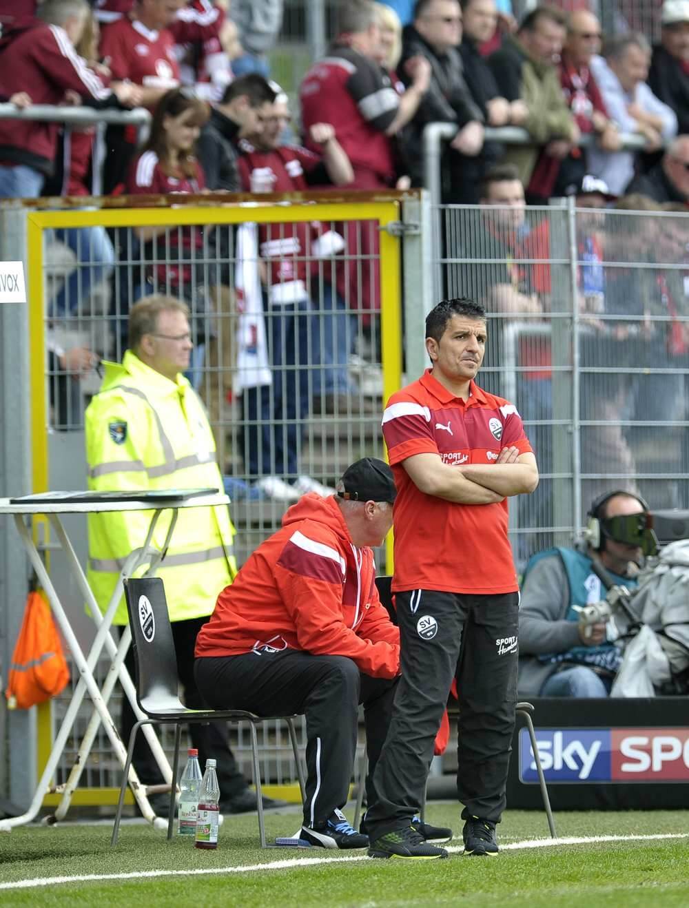 SVS-Coach Kenan Kocak hat den Klassenerhalt mit seinem Team immer noch nicht eingetütet. Bild: AS Sportfotos