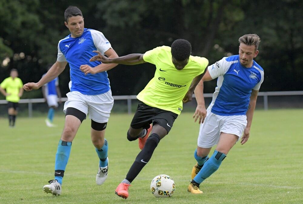 SG Croatia Mannheim - SV Enosis Mannheim, Kreisklasse A2, Croatias Mammadou Diallo zwischen den Griechen Vedran Radiskovic (li.) und Stefanos Sidiropoulos. Bild: Berno Nix