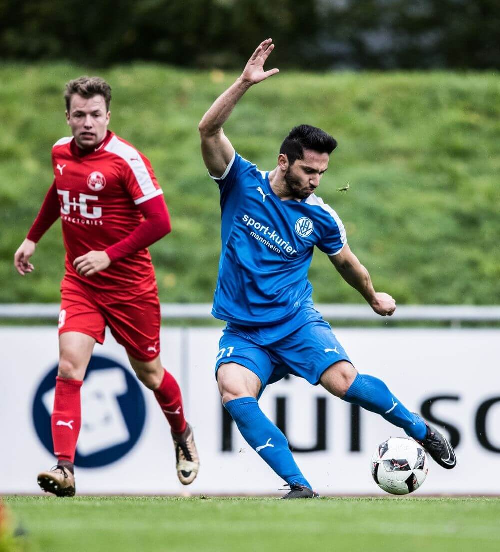 Heddesheims Salih Özdemir am Ball. Szene aus dem Hinspiel. Im Hintergrund Schwetzingens Kevin Lohrke. Bild: Simon Hofmann