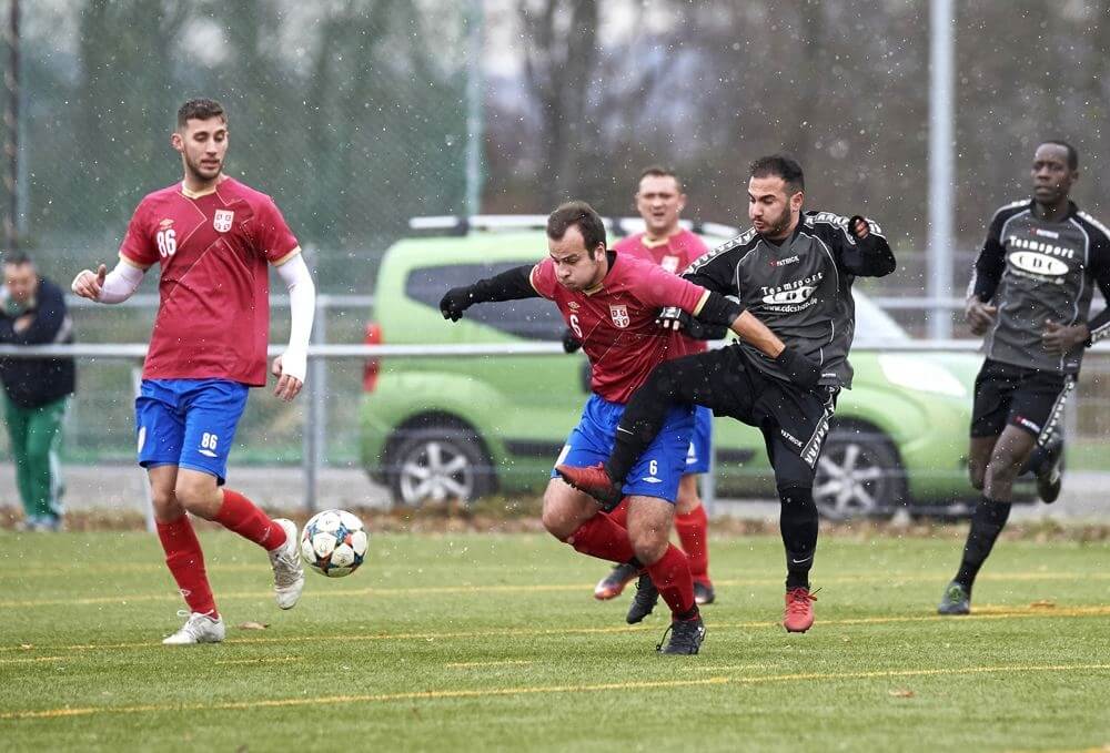 Der FK Srbija Mannheim (rot) und der FC Germania Friedrichsfeld (schwarz) haben noch Chancen auf die vordersten Plätze. Bild: Berno Nix