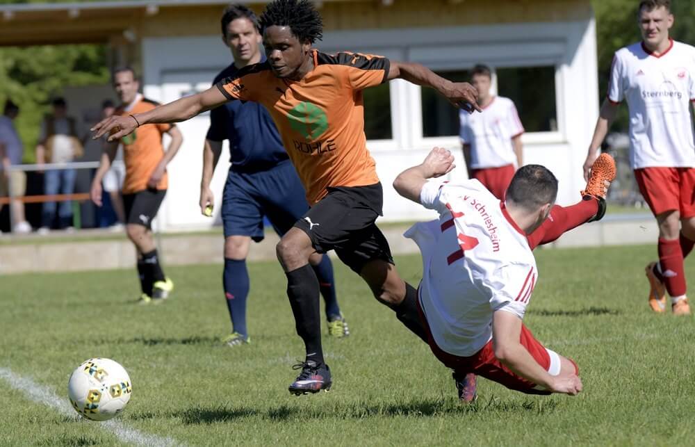 SG Viernheim - SV Schriesheim, Kreisklasse A2, v.l. Viernheims Musar Sarr gegen Schriesheims Ilias Karaisaridis. Bild: Berno Nix