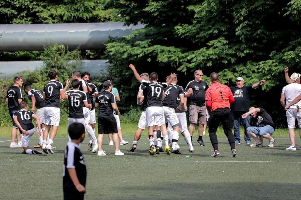 Nach dem 2:1 Auswärtssieg beim SV Enosis Mannheim (29. Spieltag) schob sich der FVL auf Platz 1. Jubel nach dem Sieg im Spitzenspiel.  Bild: Berno Nix