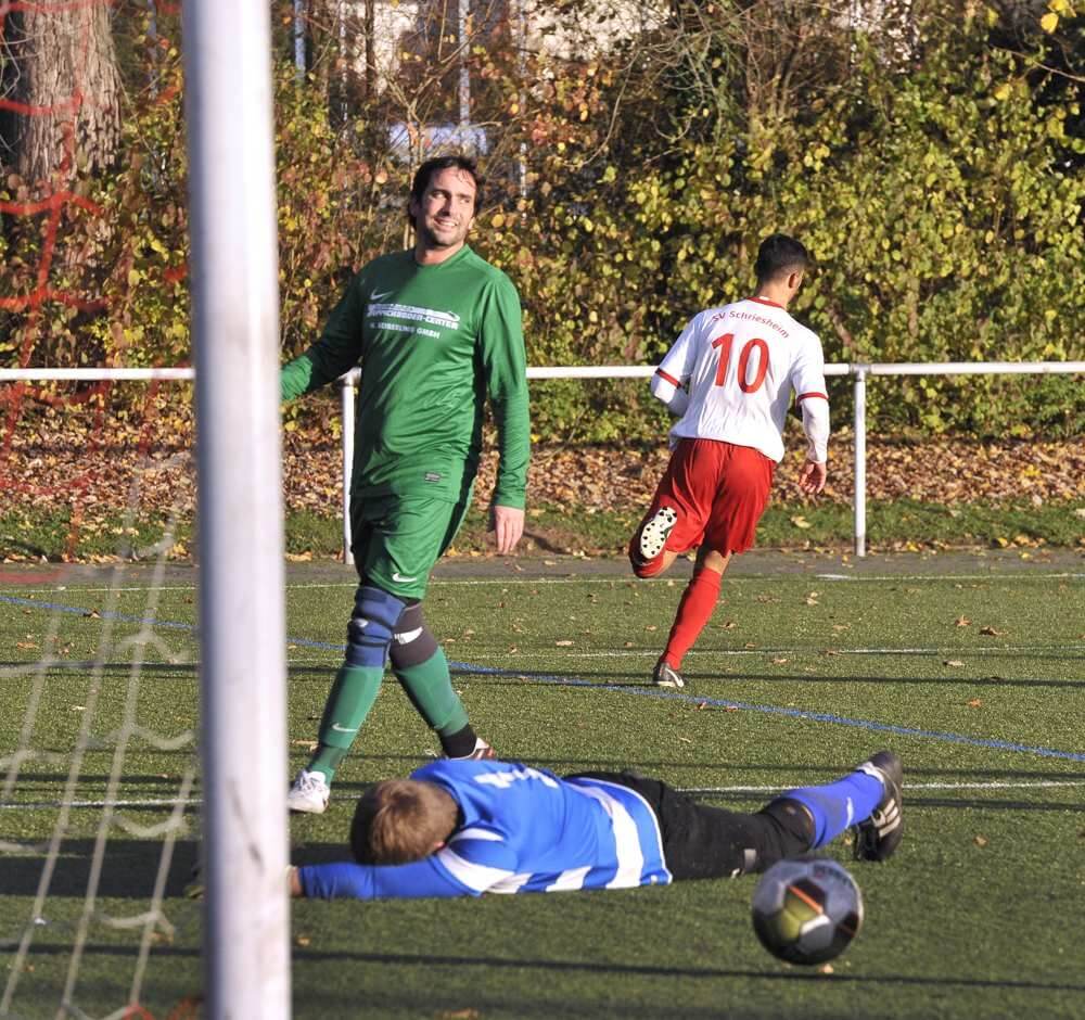 SV Schriesheim vs.SG Hohensachsen - Nr. 10 Mustafa Arikan beim 6-2 SVS-TW Patrick Kessler ist geschlagen. Bild: AS Sportfotos