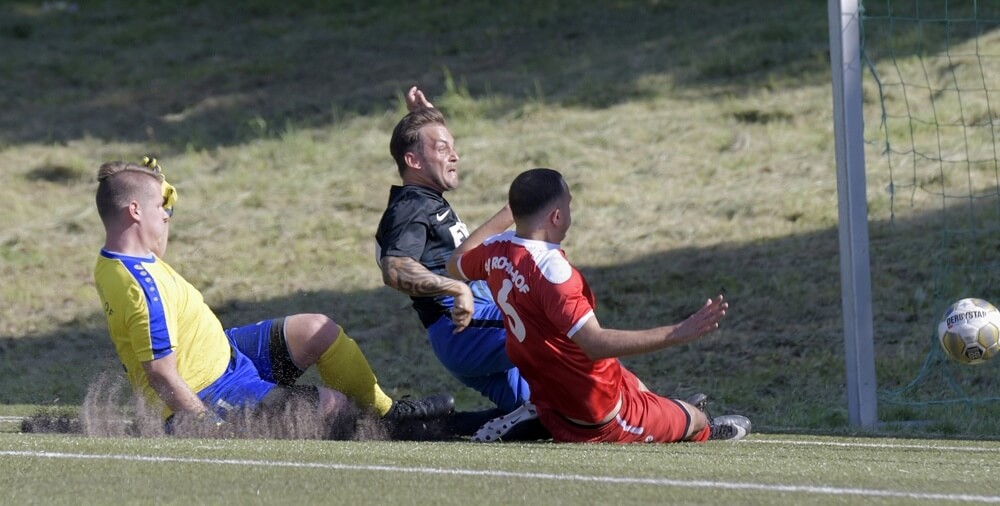 FV Bruehl II - SV Rohrhof, Kreisklasse A1, v.l. Rohrhofs Torwart Robin Sold, Bruehls Mario Tessitore und Rohrhofs Pascal Frumusa - der Ball verfehlt das Tor. Bild: Berno Nix