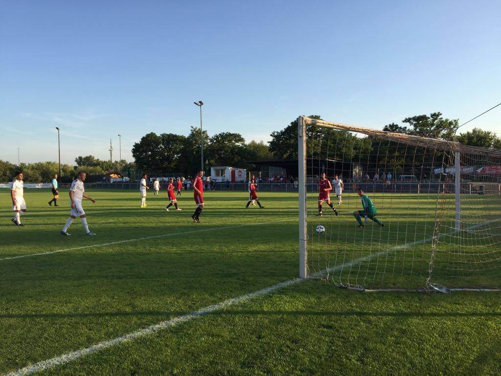 Dennis Lodato (verdeckt) trifft zum 0:4. Bild: RWR