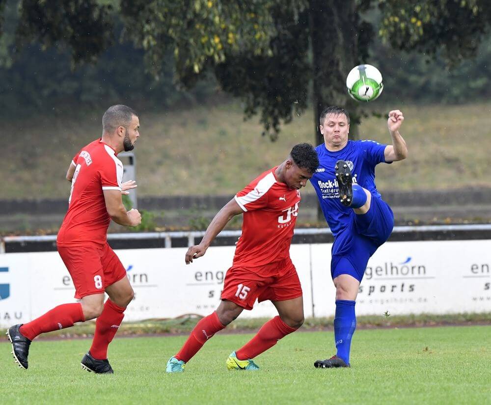 SV 98 Schwetzingen vs. SG HD.-Kirchheim Nr. 7 Roman Just SGK vs Nr. 15 Immanuel Gregg (SV). Links Christoph Jüllich (SV). Bild: AS Sportfotos