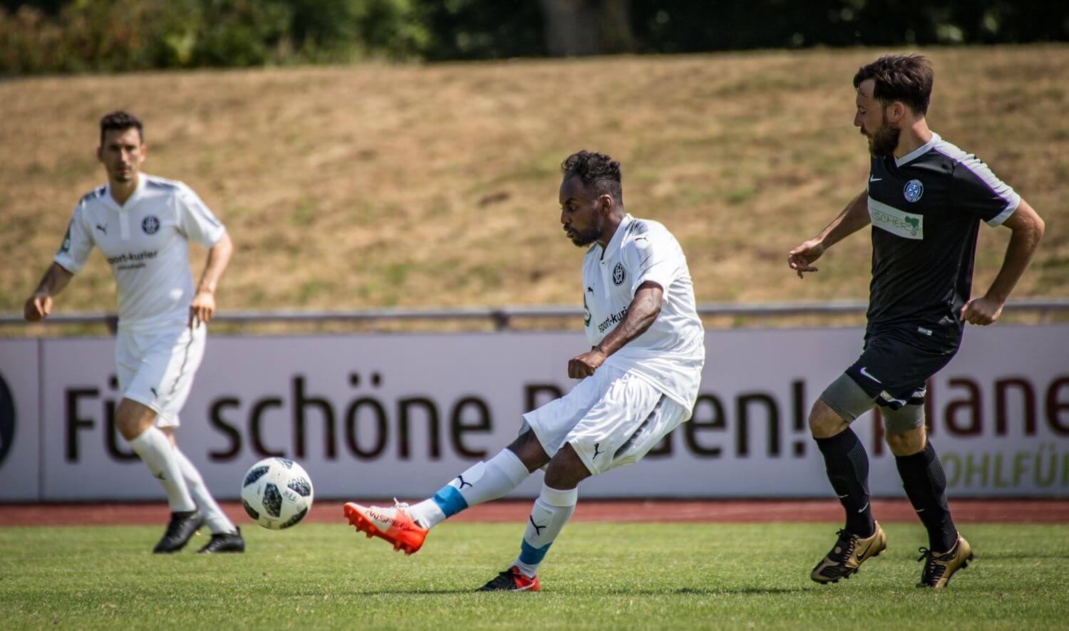 Heddesheims Spielmacher Yannick Tewelde am Ball (weiß). Szene aus dem Testspiel gegen die TSG Eintracht Plankstadt.  Bild: MA-Photography