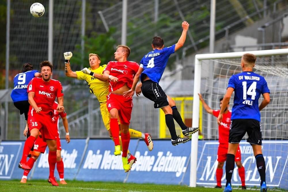 Dreieichs Keeper Pierre Kleinheider gegen Kevin Conrad Nr. 4 / SVW -  SV Waldhof Mannheim vs.SC Hessen Dreieich. Bild: AS Sportfotos