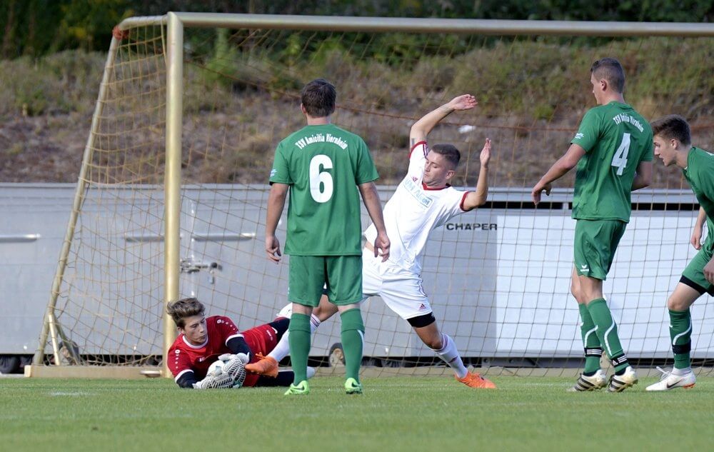 TSV Amicitia Viernheim - SC RW Rheinau, Kreisliga, v.l. Viernheims Torwart Patrice Partsch, Viernheims Hakan Ülker, Rheinaus Philipp Barancek-Fischer und Viernheims Corbin Schäfer. Bild: Berno Nix