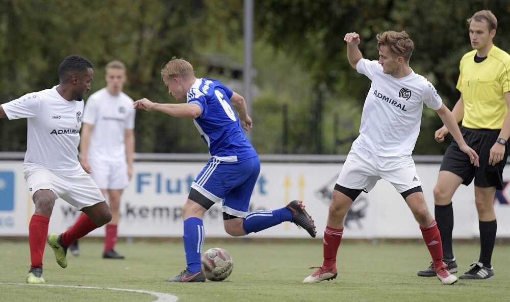 MFC 08 Lindenhof - SpVgg Wallstadt, Kreisliga, Lindenhofs Sebastian Pah zwischen den Lindenhofern Amine Merhawi Ghebreselasie (li.) und Jonas-Patrik Siebner (re.) . Foto: Berno Nix