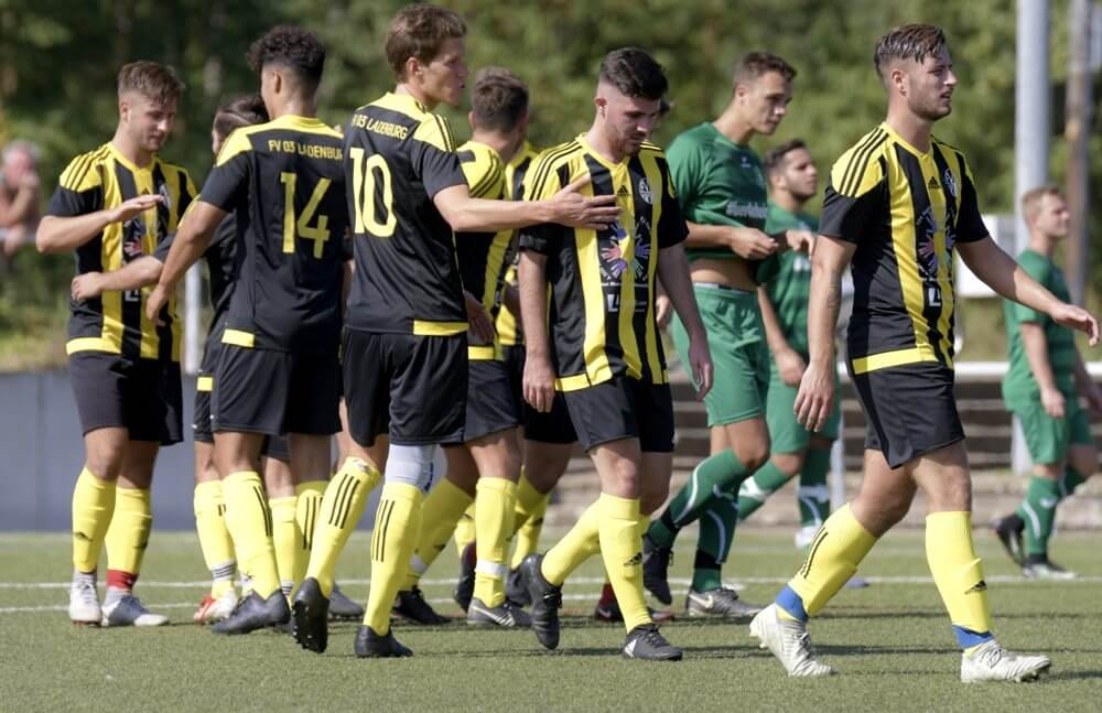 Ladenburger Torjubel beim Spiel in Viernheim.  Bild: Berno Nix