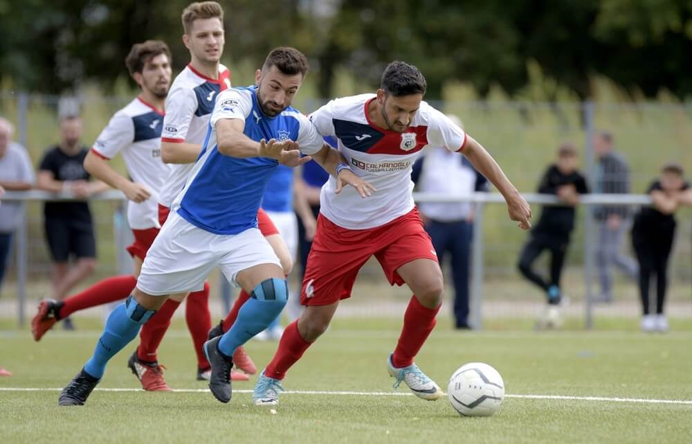 1. FC Turanspor - SV Enosis Mannheim, Kreisliga, v.l. Enosis´ Archimidis Adamidis gegen Turanspors Jakob Raoufi. Bild: Berno Nix