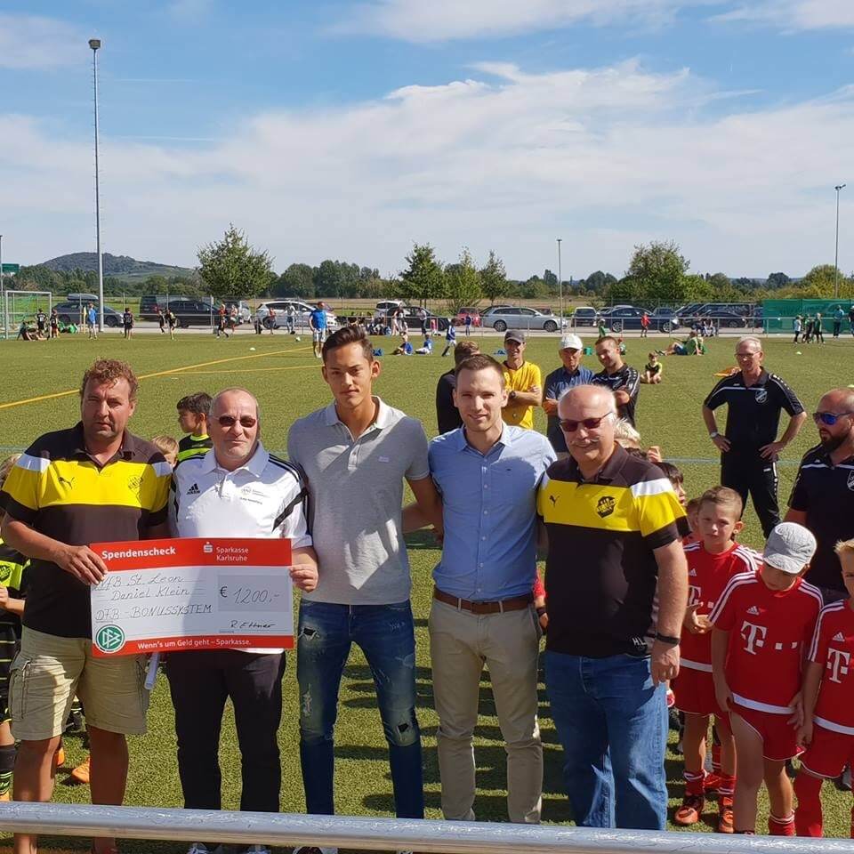 DFB-Bonuszahlung an VfB St. Leon (v.l.): Martin Wolf, Eugen Wickenhäuser, Daniel Klein, Rouven Ettner, Helmut Lawinger.  Foto: bfv