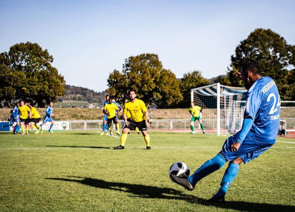 Spielszene FV Heddesheim - SG Heidelberg-Kirchheim. Heddesheims Yannick Tewelde schlägt einen Freistoß in den Strafraum der Heidelberger. Bild: Alfio Marino MA.Photography
