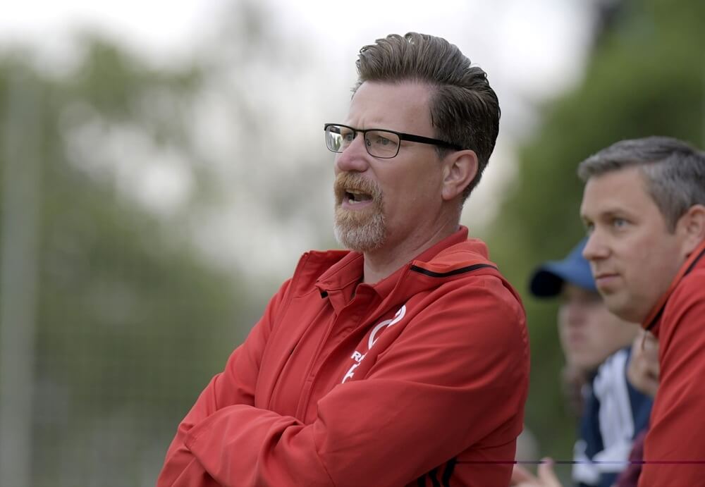 Rheinaus Chefcoach Ralf Eckl - im Hintergrund rechts Spielausschuss Timo Nagel. Bild: Berno Nix