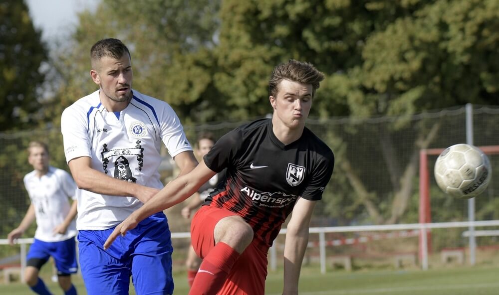 TSV Neckarau - VfL Kurpfalz Neckarau II, Kreisklasse A1, v.l. Miljan Joksimovic (VfL) gegen Lars Leonhardt (TSV). Bild: Berno Nix