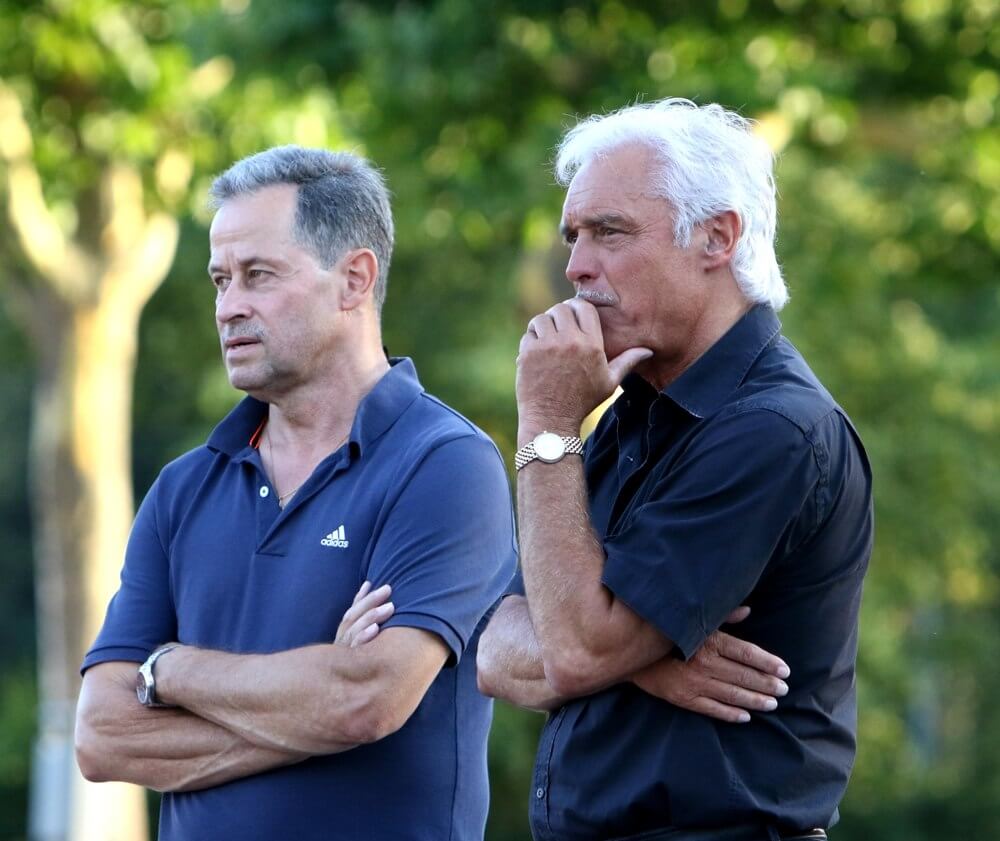 Schwetzingens Trainer Gernot Jüllich und Co.-Trainer Lothar Müller (links).  Bild: lofi