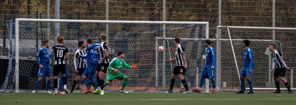 In dieser Szene fällt das 0:2 durch Benjamin Sailer, der eine Freistoßhereingabe unbedrängt im Tor der Heddesheimer unterbringt.  Foto: Alfio Marino - MA.Photography
