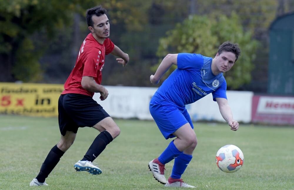 ASV Feudenheim - FV Fortuna Heddesheim II, Kreisklasse A2, v.l. Feudenheims Vito Pasculli gegen Heddesheims Fabian Zimmermann. Bild: Berno Nix