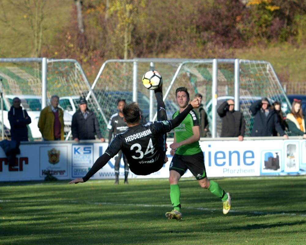 Heddesheims Simon Tüting erzielt mit einem Fallrückzieher die 0:1 Führung. Foto: Michael Ripberger