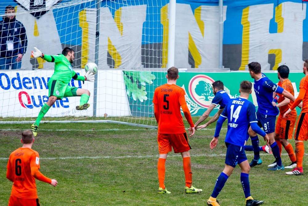 Spielszene SV Waldhof-FC Astoria Walldorf / Saison 2017/2018 - CBS - 2:2 Endstand. Archivbild AS Sportfotos