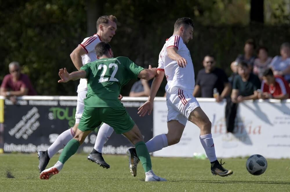 FC Germania Friedrichsfeld - SC RW Rheinau, Kreisliga, v.l. Rheinaus Ole Weyand, Friedrichsfelds Cengizhan Yavuz und Rheinaus Steven Röckel. Bild: Berno Nix