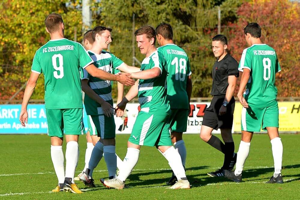 Archivbild - Grund zum jubeln hatte der FC Zuzenhausen, der den Tabellenführer aus Sandhausen mit 1:0 bezwang. Bild: Siegfried Lörz