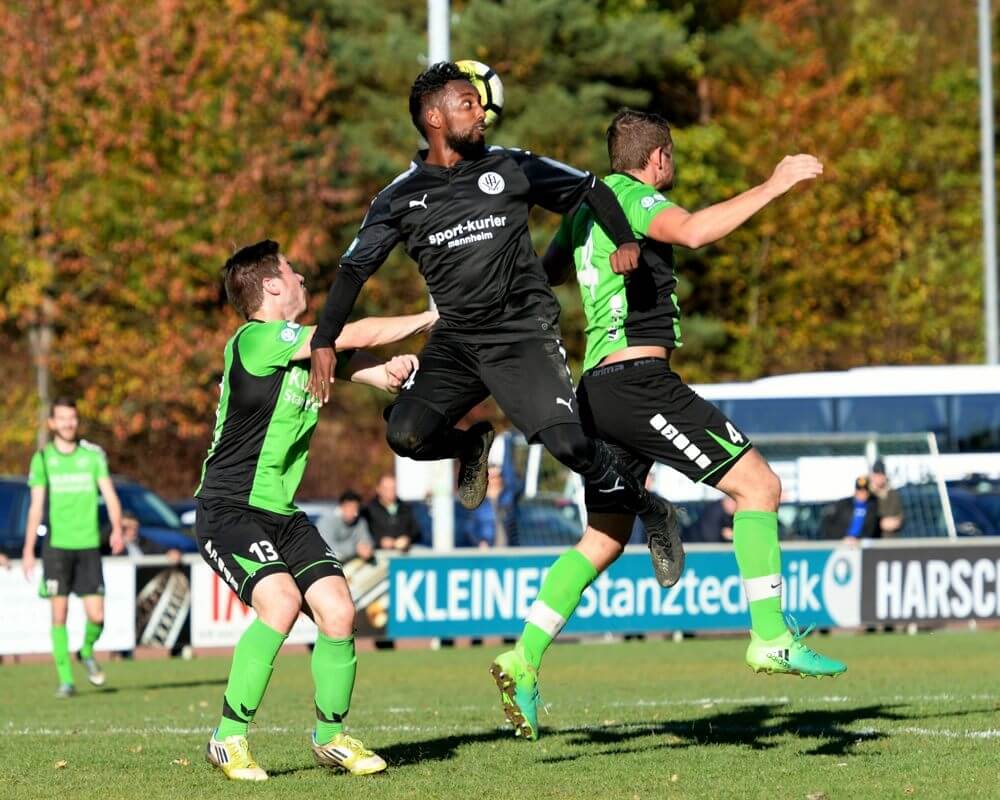 Heddesheims Yannick Tewelde (24 HEDD) gegen Bilfingens Kevin STOITZNER (13 BIL) und Rico REICHENBACHER (4 BIL). Foto: Michael Ripberger