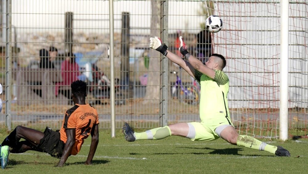 SG Viernheim - SV Schriesheim, Kreisklasse A2, das 3:0 für Schriesheim durch Marius Lohnert (nicht im Bild), v.l. die Viernheimer Omar Sabara und TW Dennis Steiner. Bild: Berno Nix