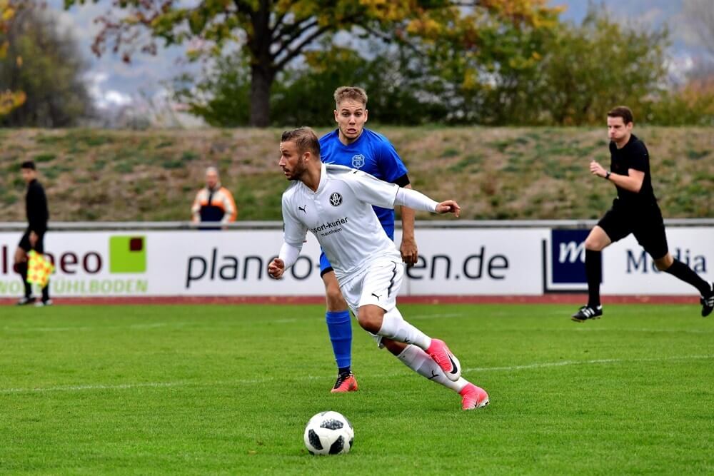 Heddesheims Enis Baltaci (weiß) zeigte gegen Weinheim eine gute Leistung. Er markierte das 1:0 in der 23. Minute. Bild: Steffen Hoffmann.