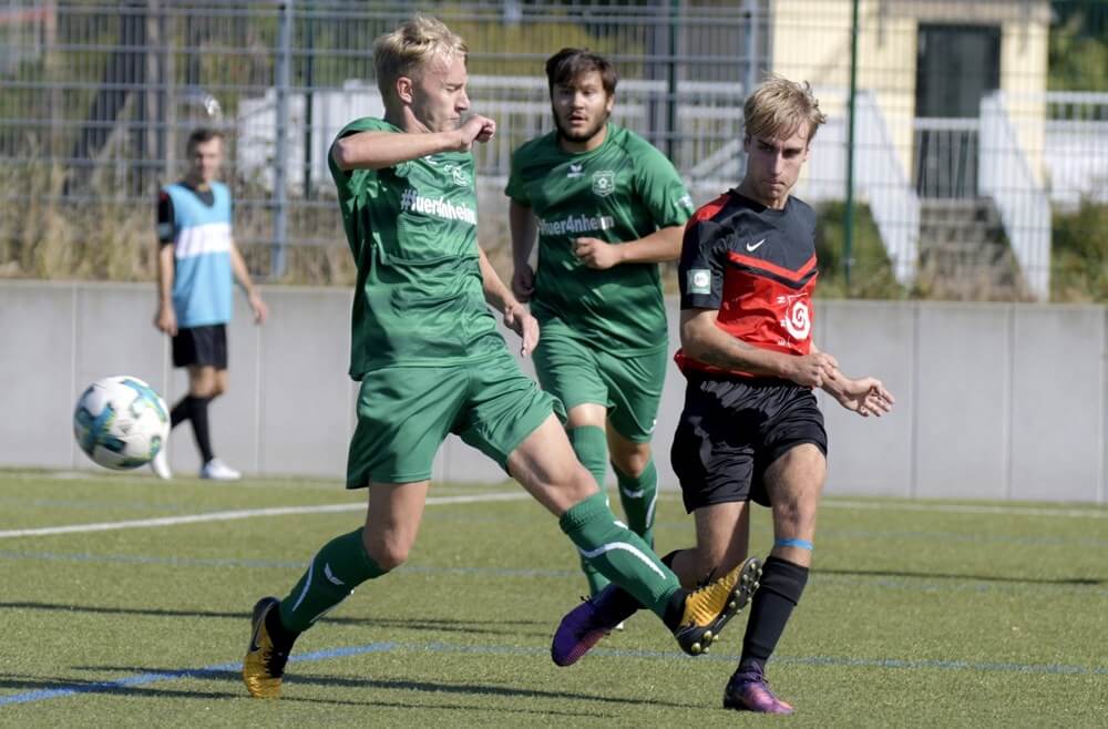 TSV Amicitia Viernheim II - ASV Feudenheim, Kreisklasse A2, v.l. Viernheims Andreas Gruenwald gegen Feudenheims Lars Seufert.  Bild: Berno Nix