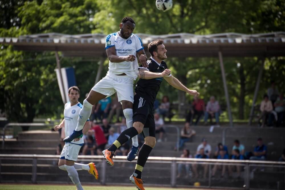 Heddesheims John Duarte Malanga im Kopfballduell mit Markus Urban (VfB Gartenstadt). Links Eduard Hartmann (VfB). Am Sonntag kommt es zum Derby beider Spitzenteams auf der Anlage des VfB.  Bild: Alfio Marino - MA.Photography.