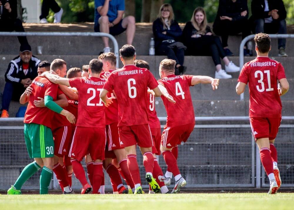 Der Freiburger FC steigt nach 1:5 Sieg beim FSV Hollenbach in die Oberliga Baden-Württemberg auf