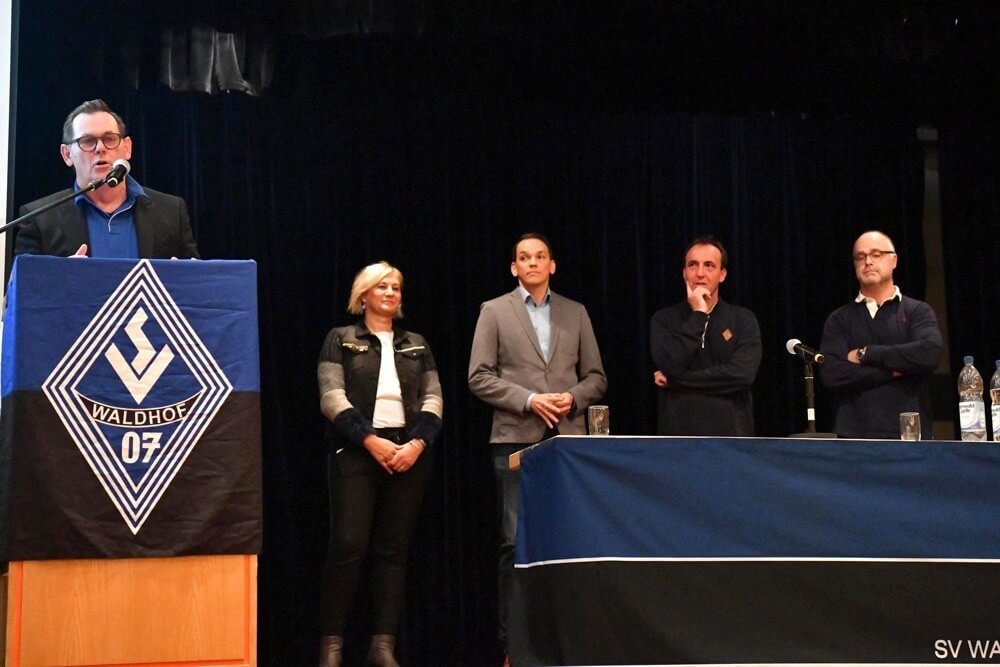 Da waren es nur noch zwei. Neben Präsident Bernd Beetz (links) ist nur noch Thomas Bollmeyer (Mitte) im Amt. AS Sportfotos