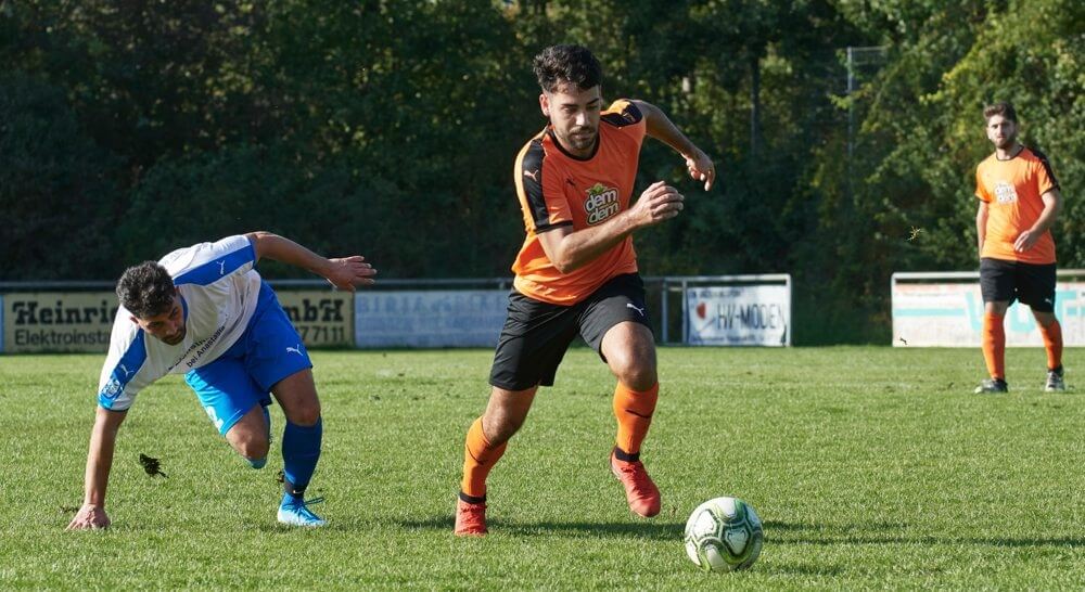 SV 98/07 Seckenheim - KSC Schwetzingen, Kreisklasse A1, v.l. Seckenheims Erdem Bor gegen Schwetzingens Furkan Konur. Bild: Berno Nix