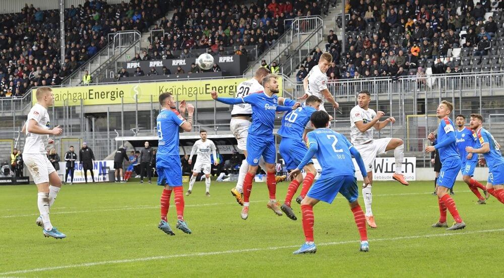Kevin Behrens beim Kopfball im Spiel des SV Sandhausen gegen Holstein Kiel Bild: AS Sportfoto