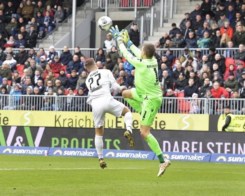 Robin Scheu (weiß) strebt mit dem SV Sandhausen drei Punkte gegen den FC St.Pauli an Bild: AS Sportfoto