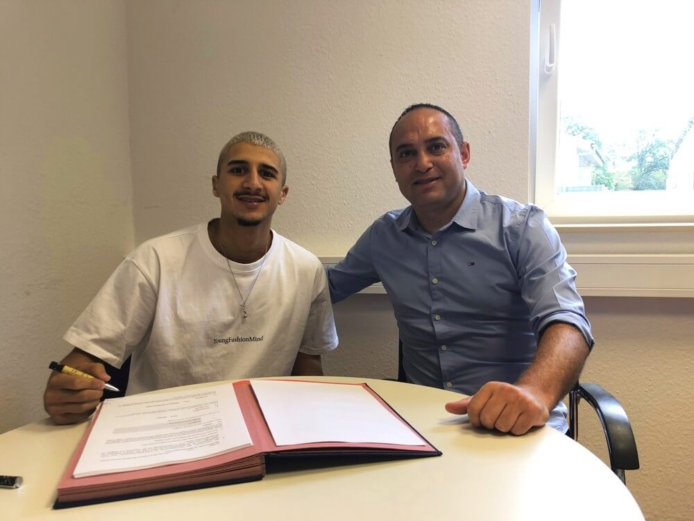 Anas Ouahim bei der Vertragsunterzeichnung mit Mikayil Kabaca, Sportlicher Leiter beim SV Sandhausen. Bild: SV Sandhausen