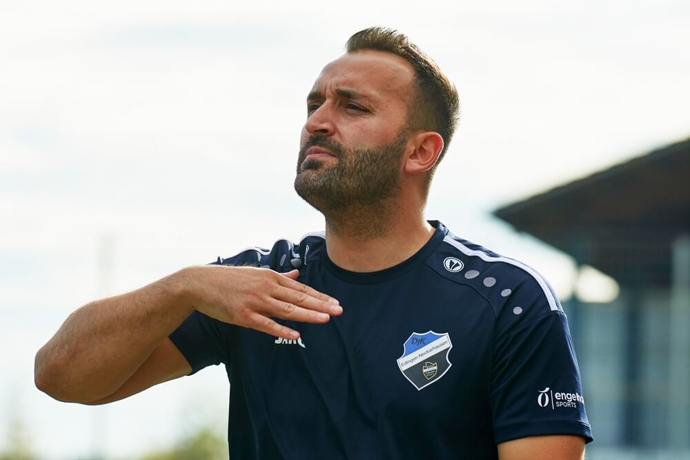 Neckarhausens Trainer Marco Rocca schlug mit seinem Team dem Favoriten aus der Rheinau ein Schnippchen.  Bild: Berno Nix