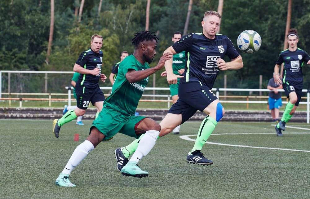 TSV Amicitia Viernheim II - SV Laudenbach, Kreisklasse A2, v.l. Viernheims Nolwenn Dramé gegen Laudenbachs Matthias Ziegler. Bild: Berno Nix