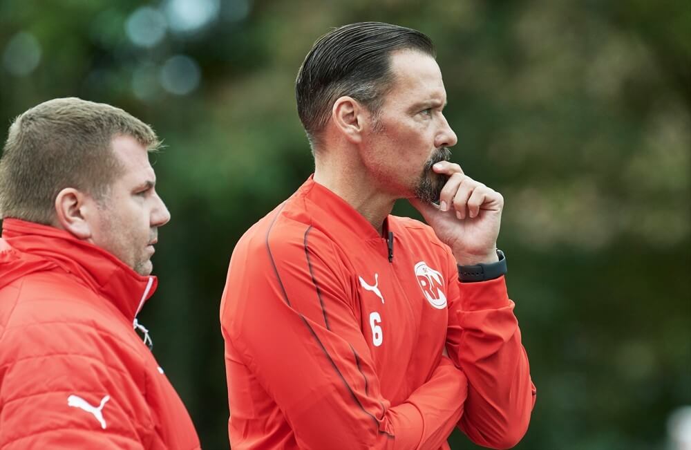 Rechts RW-Coach Peter Brandenburger, links Jens Batzler (Abteilungsleiter und TW). Bild: Berno Nix