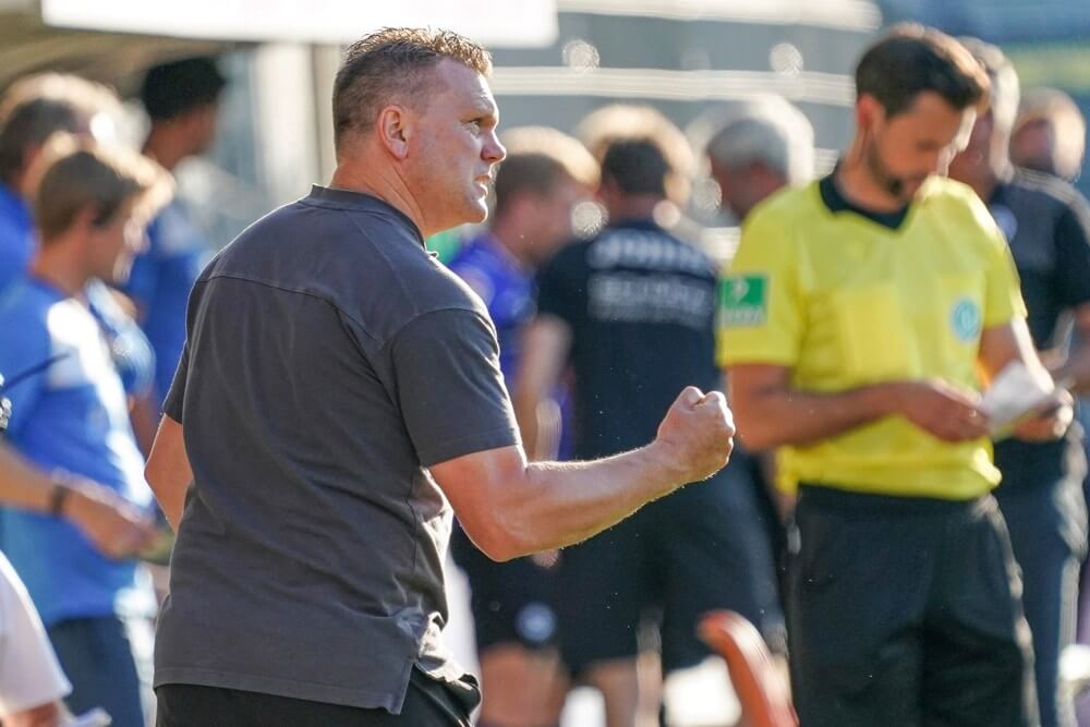 Sandhausens Coach Uwe Koschinat holt mit seinem Team die ersten drei Punkte der Saison.  AS Sportfoto