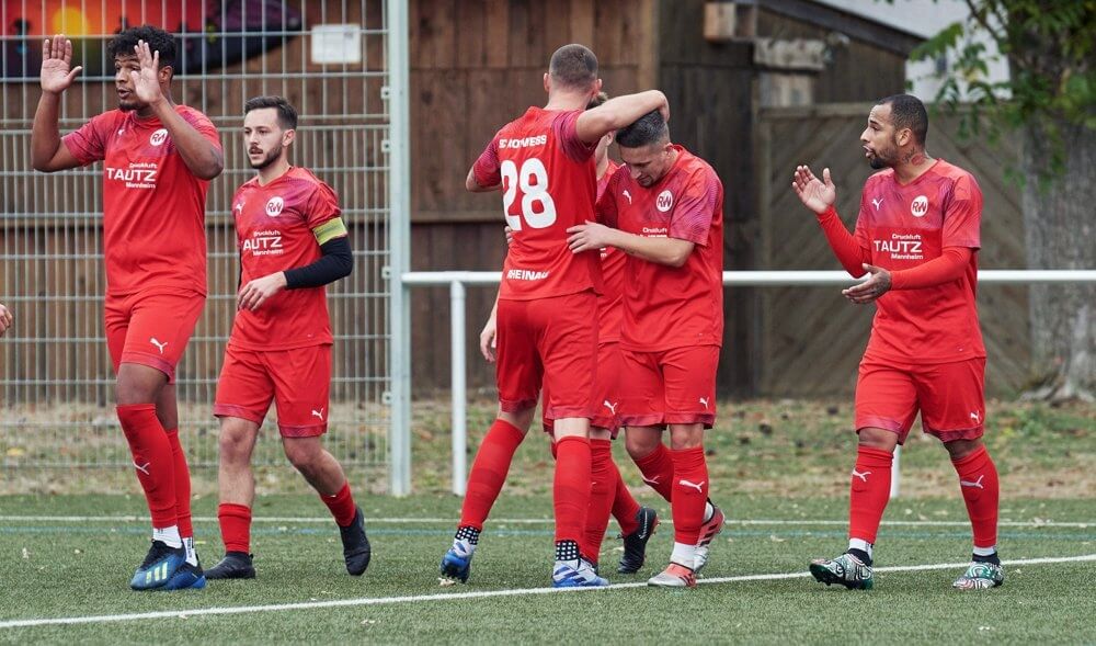 TSV Neckarau - SC RW Rheinau, Kreisliga, Torjubel bei Rheinau zum 1:0, v.l. Percy Nadler, Alessandro Mormone, Dorde Vlacic, Torschuetze Oliver Hoerber und Marcus Hawk. Bild: Berno Nix