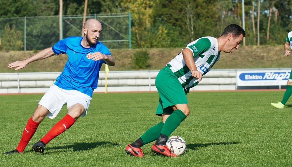 TSV Amicitia Viernheim - VfR Mannheim II, Kreisliga, v.l. Mannheims Dean Achtstetter gegen Viernheims Routinier Matteo Monetta. Bild: Berno Nix